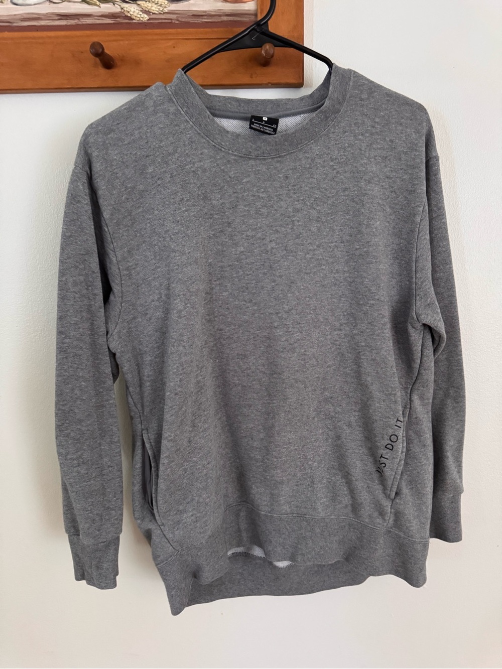 Nike Dri-FIT “Just Do It” Crewneck Sweatshirt – Gray – Women’s S